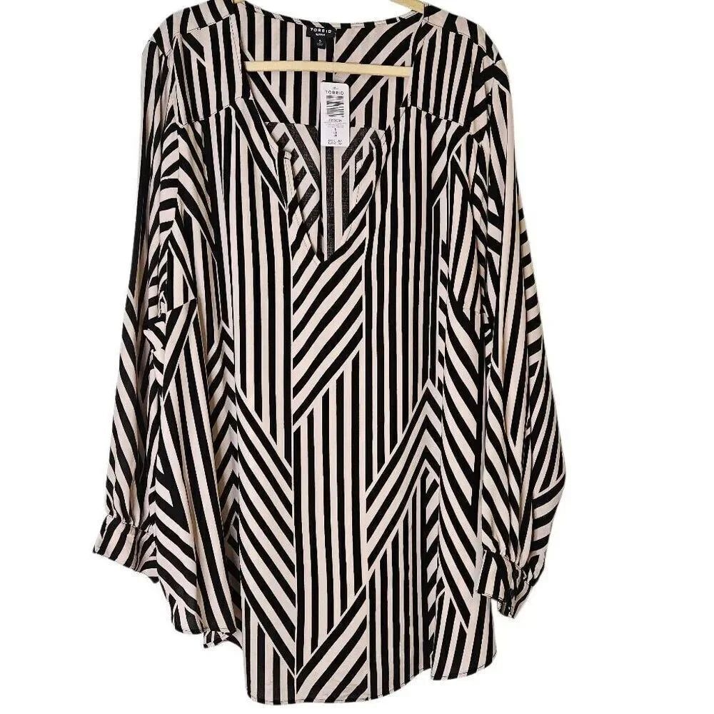 Torrid long sleeved geometric blouse. 5(28). #942